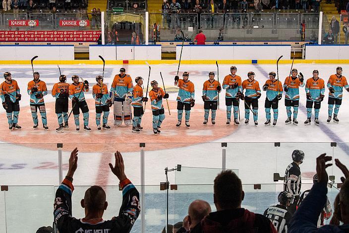 Die Black Wings Linz feiern den Sieg über Bad Nauheim,  Steinbach Black Wings Linz vs EC Bad Nauheim, Testspiel, Eishockey, Bet at Home ICE Hockey League