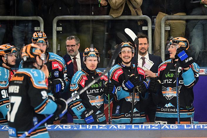 Das Team der Steinbach Black Wings Linz feiern den Heimsieg über den KAC Semifinale 6, Win2Day ICE Hockey League, 2. Semifinale, Steinbach Black Wings Linz vs EC KAC,  Linz AG Eisarena