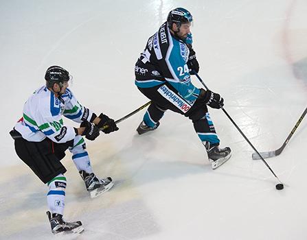 Grant Lewis (EHC Liwest Black Wings Linz) und Gregor Koblar (HDD TELEMACH Olimpija Ljubljana), EHC Liwest Black Wings Linz vs HDD TELEMACH Olimpija Ljubljana, Laibach