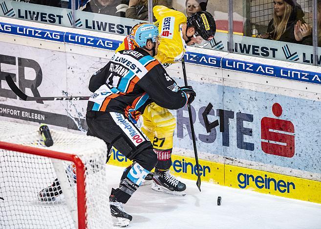 Im Bild: Ty Loney (spusu Vienna Capitals), Mario Altmann (EHC Liwest Black Wings Linz), Eishockey,  EHC Liwest Black Wings Linz vs Vienna Capitals