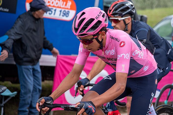 Egan Bernal (COL, Ineos Grenadiers) im Rosa Trikot am Weg zur Bergwertung Gornje Cerovo in Slowenien.