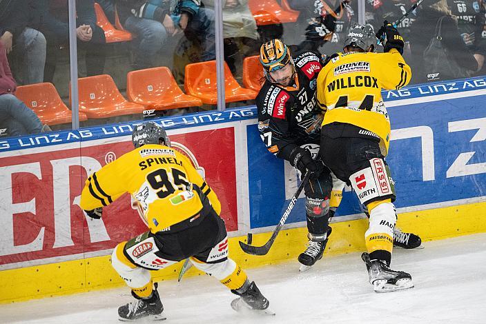 Stefan Spinell (HC Pustertal Wölfe), Shawn St.Amant (Steinbach Black Wings Linz), Reece Willcox (HC Pustertal Wölfe), Steinbach Black Wings Linz vs HC Pustertal Wölfe, 45. Runde ICE Hockey League, Steinbach Black Wings Linz, Linz AG Eisarena 