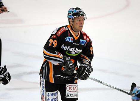 Torschuetze zum 1 zu 0 fuer Linz Liwest Black Wings Linz Markus Matthiasson