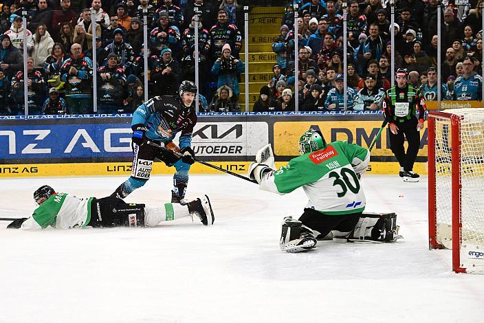 Sean Collins (Steinbach Black Wings Linz), Tormann Luka Kolin (HK Olimpija Ljubljana), 49. Runde ICE, Steinbach Black Wings Linz vs Olimpija Ljubljana, Linz AG Eisarena 