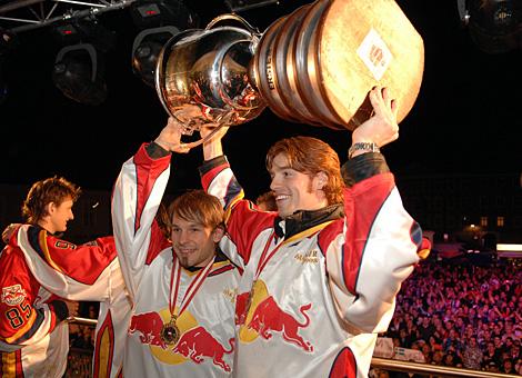 Doug Lynch und Thomas Koch mit dem Meisterpokal.