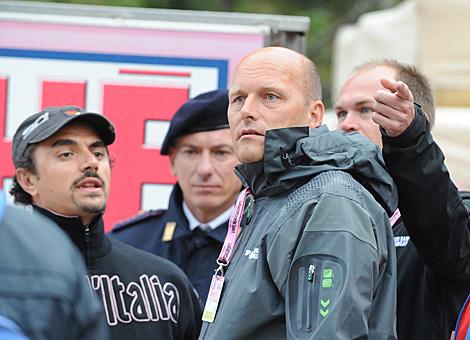 Teamchef Bjarne Riis, Team Saxo Bank Sunguard, im Ziel bei Bergankunft Gardeccia, im Fassa Tal.