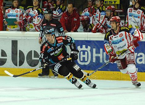 #63 Markus Schlacher, EHC Liwest Black Wings Linz und die #47 Jeff Tory, KAC.