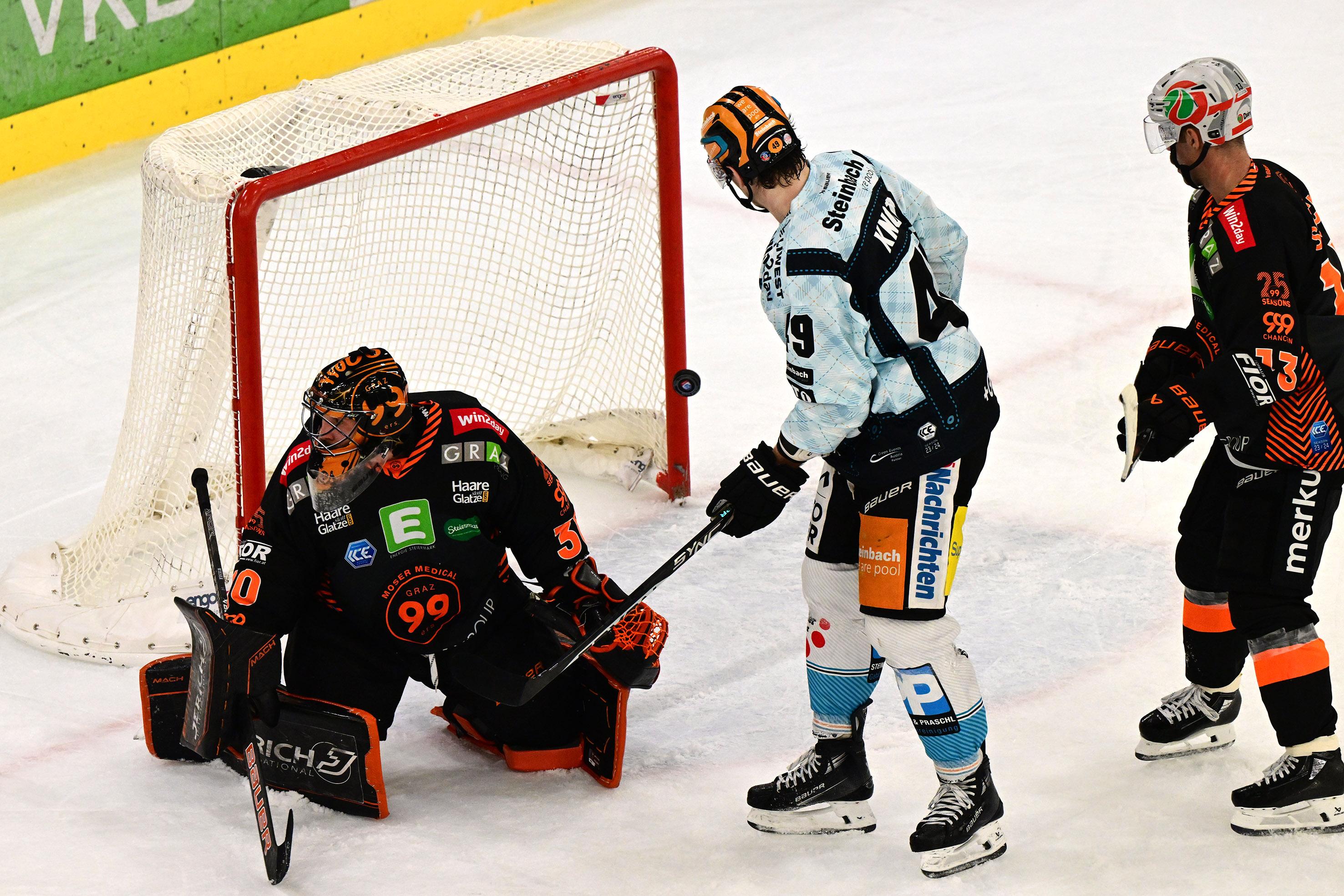 Tormann Nicolas Wieser (Moser Medical Graz 99ers), Graham Knott (Steinbach Black Wings Linz) trifft zum 4 zu 0, Oktoberfest, Steinbach Black Wings Linz vs Moser Medical Graz 99ers, Linz AG Eisarena