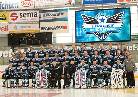 1.Reihe: Bernhard Fechtig, Rob Hisey, Daniel Oberkofler, Lorenz Hirn, Trainer Robert Daum, Praesident Ing. Peter Freunschlag, Co-Trainer Mark Szuecs, Michael Ouzas, Philipp Lukas, Curtis Murphy, Thomas Dechl; 2. Reihe: Marc-Andre Dorion, Daniel Mitterdorf