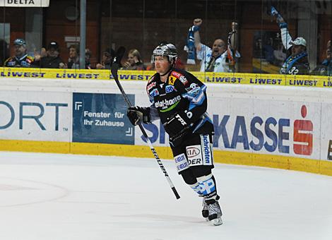 Torschuetze Rob Shearer Liwest Black Wings Linz vs. HK Acroni Jesenice