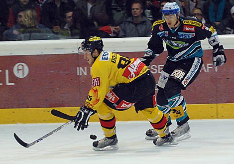#54 Raimund Divis, Liwest Black Wings Linz im Duell mit der #86 Christian Dolezal, Vienna Capitals.