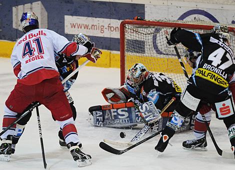 Alex Westlund Liwest Black Wings Linz vs. Darcy Regier EC Red Bull Salzburg