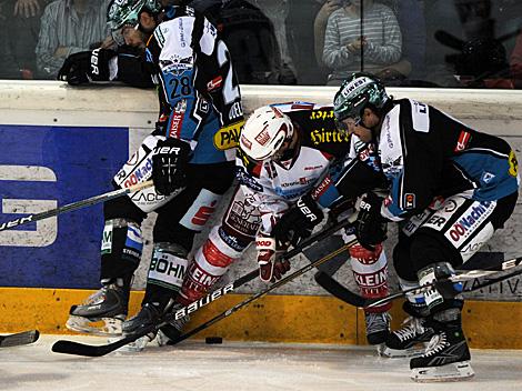 Mike Ouellette und Curtis Murphy Linz, fighten an der Bande, EHC Liwest Black Wings Linz vs. EC KAC