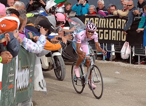 Alberto Contador, Spanien, Team Astana, Giro Leader, im Rosatrikot in der Schlusssteigung am Kronplatz, Suedtirol.