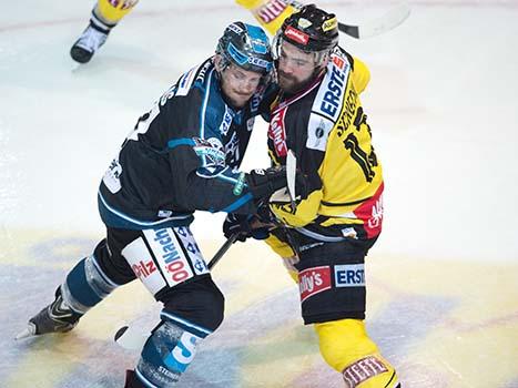 Philipp Lukas, Linz und Michael Schiechl, Vienna,  EHC Liwest Black Wings Linz vs UPC Vienna Capitals 3. SF
