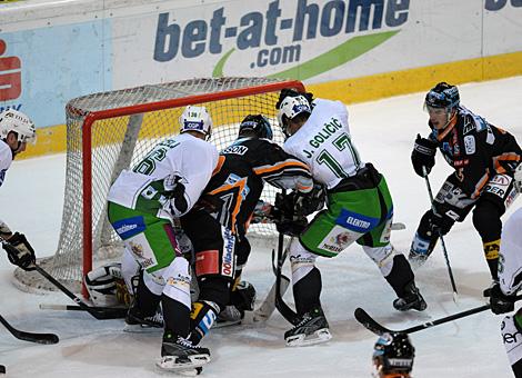 Markus Matthiasson und Franklin MacDonald Liwest Black Wings Linz vor dem Tor der Laibacher.
