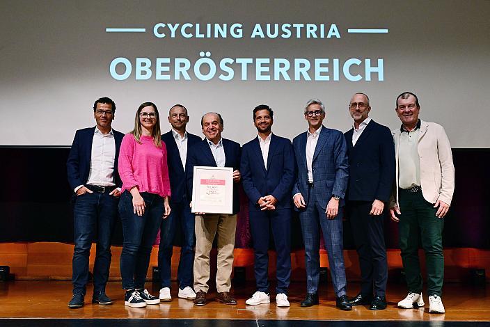 v.l. Thomas Schwingshandl (CEO Fa. Schwingshandl), Alois Badegruber (Vizepräsident Cycling Oberösterreich), Mario Rossmann  Präsident (Cycling Oberösterreich, LRV Oberösterreich), Walter Ameshofer (LRV OÖ Vize Präsident), Helga Mitmasser (Finanz Referentin Cycling Oberösterreich), Patrick Hochhauser (Vizepräsident Cycling Oberösterreich), Paul Resch (Präsident LRV Oberösterreich), Bgm BadSchallerbach Ing. Markus Brandlmayr, LRV Oberösterreich Generalversammlung