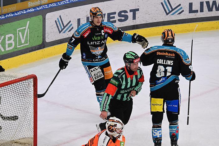 Brian Lebler (Steinbach Black Wings Linz) und Sean Collins (Steinbach Black Wings Linz) feiern den Ausgleich, Win2Day ICE Hockey League,  Steinbach Black Wings Linz vs Moser Medical Graz 99ers,  Linz AG Eisarena