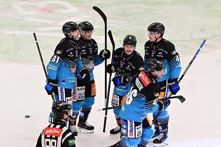 Die Steinbach Black Wings Linz feiern das Tor zum 2 zu 1 durch Niklas Würschl (Steinbach Black Wings), Niklas Würschl (Steinbach Black Wings), Sean Collins (Steinbach Black Wings Linz), 23. Runde ICE, Steinbach Black Wings Linz vs HCB Suedtirol Alperia, Linz AG Eisarena