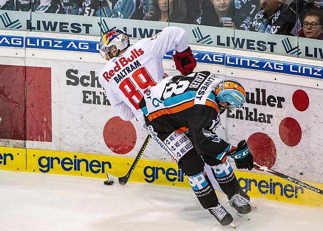 Im Bild: Valentin Leiler (EHC Liwest Black Wings Linz), Florian Baltram (EC Red Bull Salzburg), Eishockey,  EHC Liwest Black Wings Linz vs Red Bull Salzburg