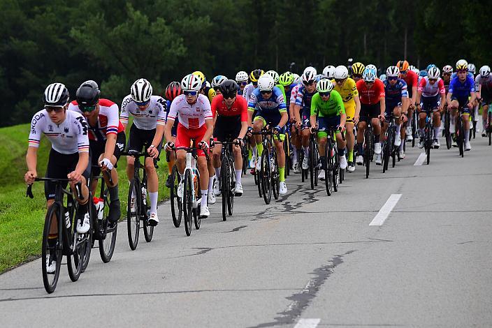 Das Peloton bei Sprintzenstein, 50. OÖ Junioren Rundfahrt, 2. Etappe Sarleinsbach - Sarleinsbach