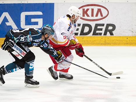 Marc-Andre Dorion, Linz, gegen Justin Keller, Bozen, EHC Liwest Black Wings Linz vs HCB Suedtirol