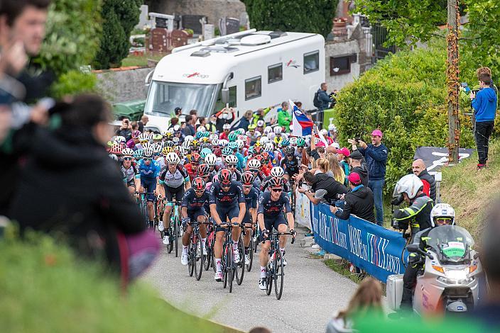 Team Ineos Grenadiers führt das Feld mit Egan Bernal (COL, Ineos Grenadiers) im Rosa Trikot zur Bergwertung Gornje Cerovo in Slowenien. Stage 15 Grado - Gorizia (147km), 104. Giro d Italia, UCI Worl Tour
