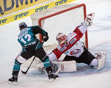 Ryan Michael Potulny (EHC Liwest Black Wings Linz) und Tormann Patrik Nechvatal (HC Orli Znojmo),  EHC Liwest Black Wings Linz vs HC Orli Znojmo