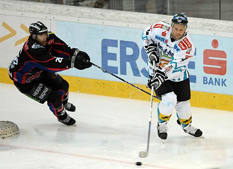 Darrel Scoville, Verteidiger, Liwest Black Wings Linz, klaert vor dem anstuermenden Vince Bellisimo, ERC Ingolstadt. 