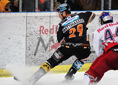 Markus Matthiasson Liwest Black Wings Linz im Duell mit Douglas Lynch EC Red Bull Salzburg