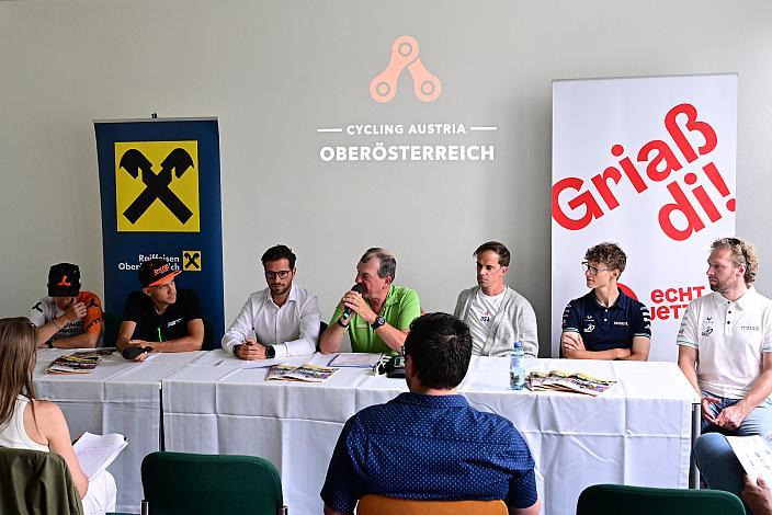 Marvin Hammerschmid (AUT, Schwingshandl Intralogistics), Riccardo Zoidl (AUT, Hrinkow Advarics), Mario Rossmann (Präsident Cycling Upper Austria, Oberösterreich), Walter Ameshofer (LRV OÖ Vize Präsident), Michael Creed (Team USA), Valentin Hofer (AUT, Bahrain Victorious Development Team), Zsolt Der (HUN, DS. Bahrain Victorious Development),Pressekonferenz 1. Etappe Oberösterreich Rundfahrt