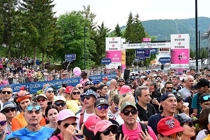 Fans im Zielort  Gemona del Friuli 1976-2026 - Piancavallo, 109. Giro d Italia