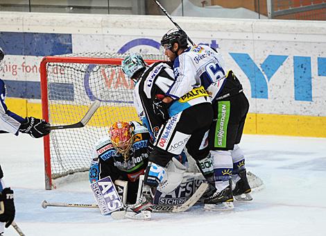 Lorenz Hirn, Tormann Linz klaert vor Jean Michel Daoust, Straubing, Liwest Black Wings Linz vs Straubing Tigers 
