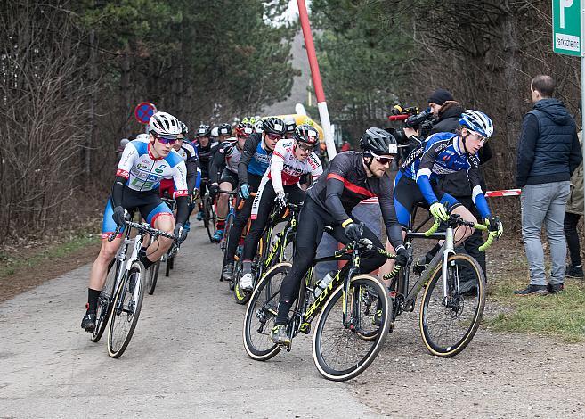 07.01.2018, St. Pölten, AUT, Rad Querfeldein Staatsmeisterschaft Elite Herren, 2018, St. Pölten, Niederösterreich, im Bild Daniel Federspiel (AUT, Tirol Cycling Team) und der Start des Feldes //  during cycling cross championship, St. P