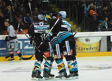 Die Linzer Black Wings feiern den Ausgleichstreffer durch Jean-Francois David, Liwest Black Wings Linz.