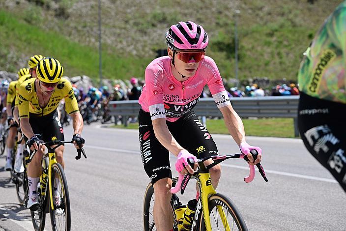 Im Rosa Trikot des Gesamtführenden des Giro d´ Italia Jonas Vingegaard (DEN, Team Visma - Lease a Bike) 19 Etappe. Feltre  -  Alleghe (Piani di Pezze)   (151km) 109. Giro d Italia