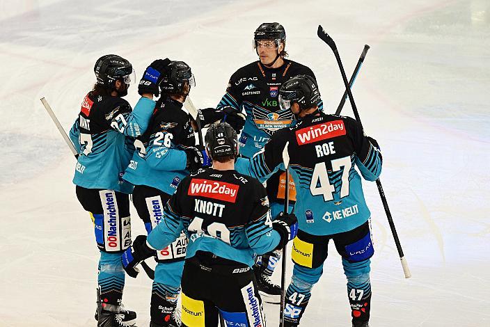 Die Steinbach Black Wings Linz feiern das Tor zum 1 zu durch Travis Barron (Steinbach Black Wings Linz), Shawn St.Amant (Steinbach Black Wings Linz), 7. Runde ICE, Steinbach Black Wings Linz vs EC KAC, Linz AG Eisarena