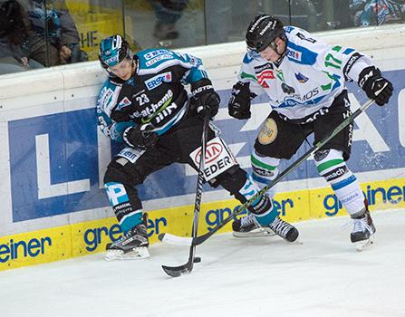 Fabio Hofer (EHC Liwest Black Wings Linz) und Miha Logar (HDD TELEMACH Olimpija Ljubljana), EHC Liwest Black Wings Linz vs HDD TELEMACH Olimpija Ljubljana, Laibach