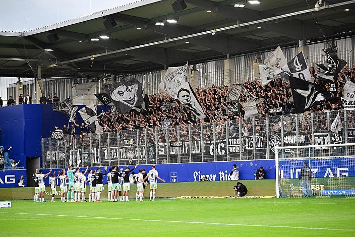  Das Team des SK Puntigamer Sturm Graz feiert den Sieg in Linz, Blau-Weiss Linz vs  SK Puntigamer Sturm Graz  2024 - 2025