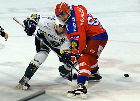 #92 Tomas Vak, Stuermer, HC Mountfield Budweis, beim Bully.