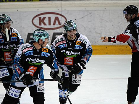 Justin Keller Linz erzielt das 2 zu 1, EHC Liwest Black Wings Linz vs. EC KAC