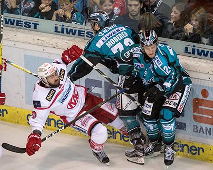 Kevin Moderer (EHC Liwest Black Wings Linz) checkt Steven Strong (EC KAC), EHC Liwest Black Wings Linz vs EC KAC