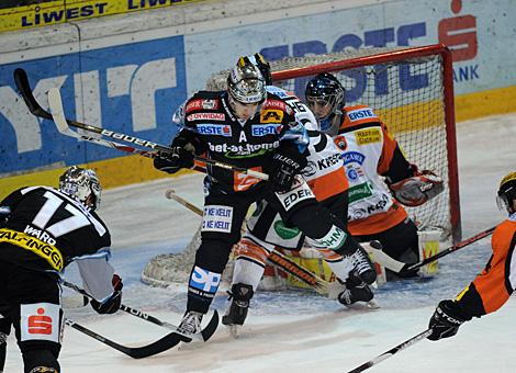 Jason Ward und Brad Purdie Liwest Black Wings Linz vs. EC Moser Medical Graz 99ers