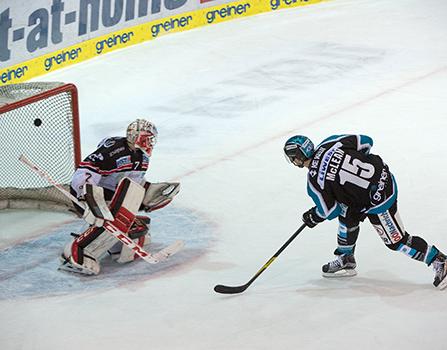 Brett McLean (EHC Liwest Black Wings Linz) scort gegen Tormann Patrik Nechvatal (HC Orli Znojmo), EHC Liwest Black Wings Linz vs HC Orli Znojmo, Platzierungsrunde