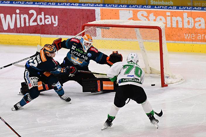 Lorenz Lindner (Steinbach Black Wings Linz), Tormann Rasmus Tirronen (Steinbach Black Wings Linz), Rok Kapel (HK SZ Olimpija) Steinbach Black Wings Linz vs HK SZ OLIMPIJA,, Linz AG Eisarena