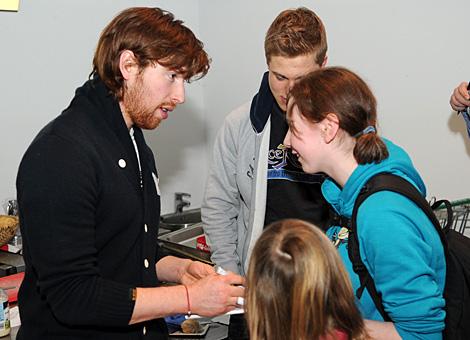 Aaron McKenzie mit Fans