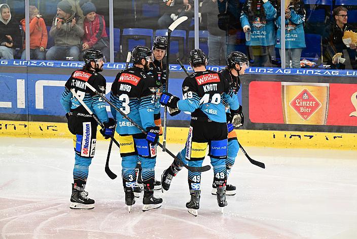 Die Steinbach Black Wings Linz feiern das Tor zum 1 zu 1 durch Brian Lebler (Steinbach Black Wings Linz), 8. Runde ICE, Steinbach Black Wings Linz vs EC Red Bull Salzburg, Linz AG Eisarena 