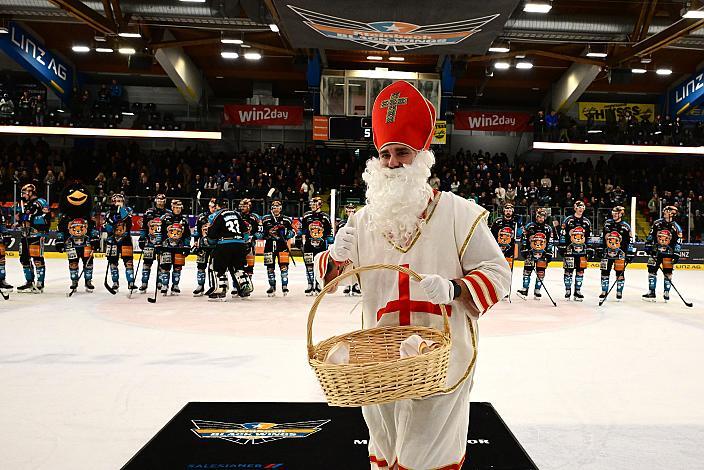 Das Team der Steinbach Black Wings Linz und der Nikolaus.  Win2Day ICE Hockey League,  Steinbach Black Wings Linz vs  HCB Südtirol Alperia,  Linz AG Eisarena 