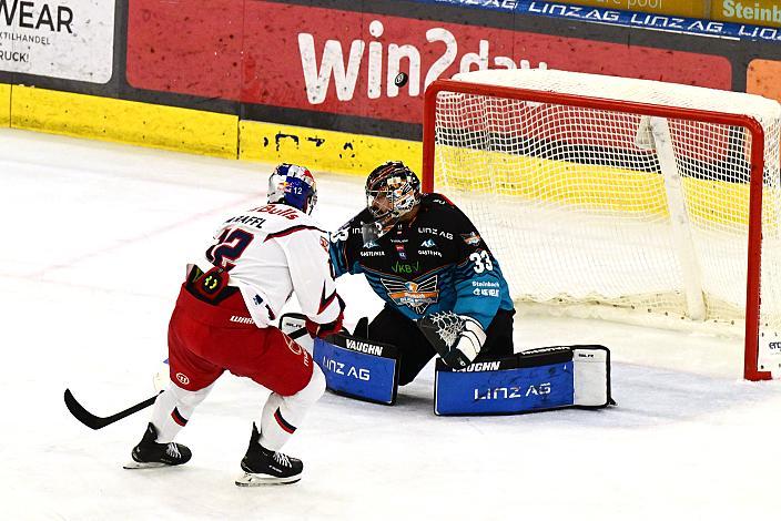Michael Raffl (EC Red Bull Salzburg), Tormann Thomas Höneckl (Steinbach Black Wings Linz) 8. Runde ICE, Steinbach Black Wings Linz vs EC Red Bull Salzburg, Linz AG Eisarena 