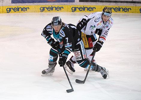 Brian Lebler (EHC Liwest Black Wings Linz) und Antonin Boruta (HC Orli Znojmo)  EHC Liwest Black Wings Linz vs HC Orli Znojmo
